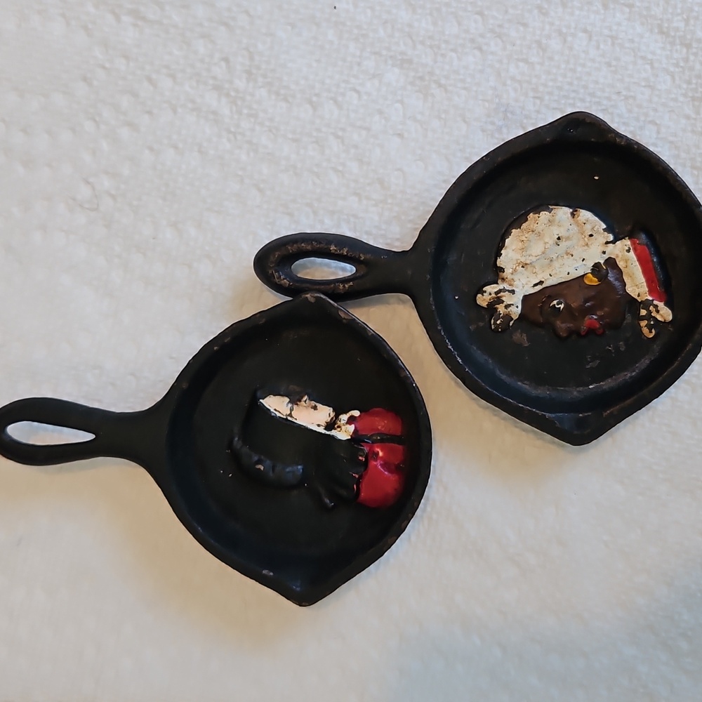 Set Of 2 Mini Cast Iron Decorative Skillets 60s Or 70s Vintage 1 Has Copywrite - Picture 2 of 6